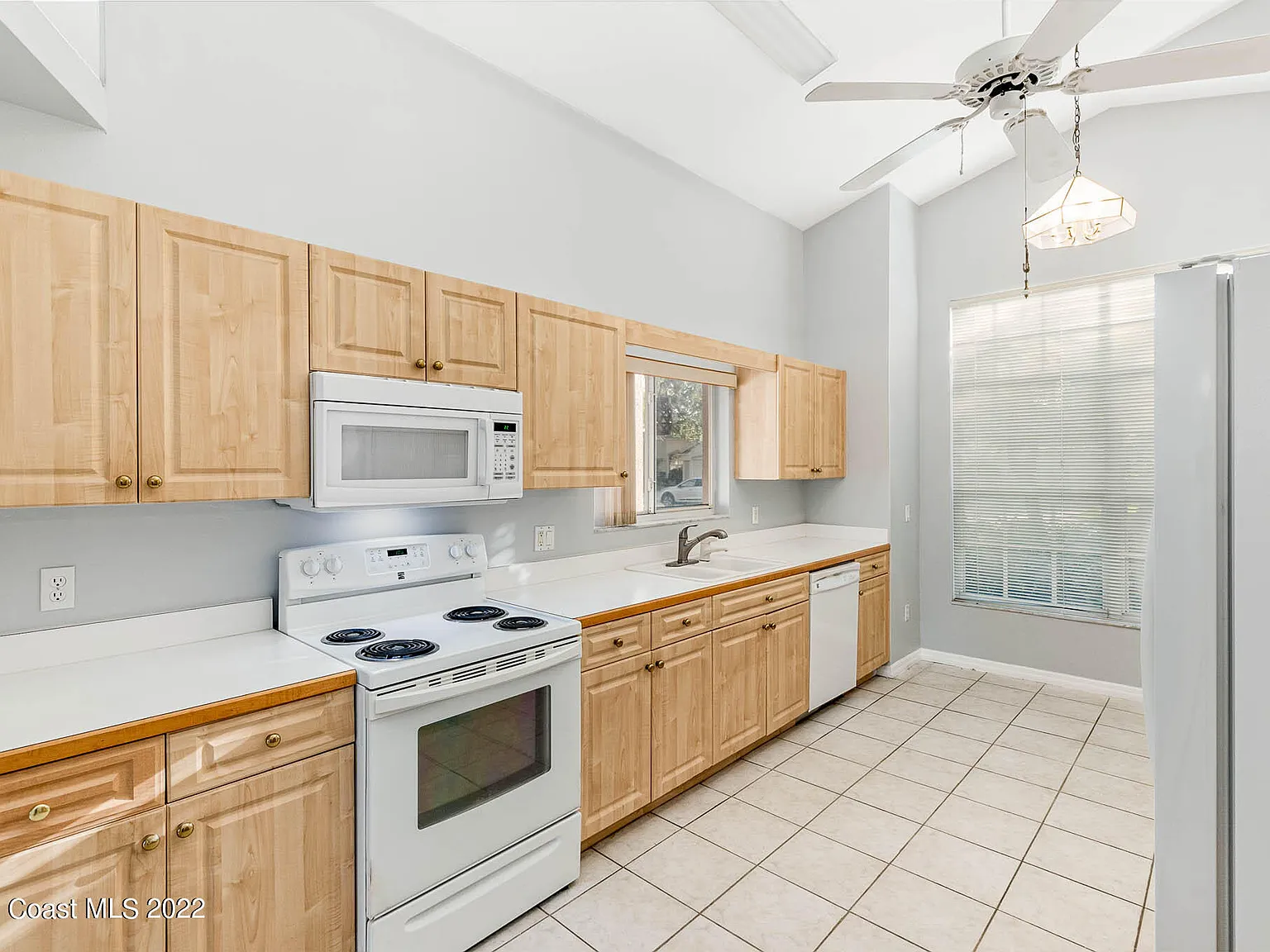 3 bed, 2.0 bath, 1627 sqft, $3,300 — Photo 4