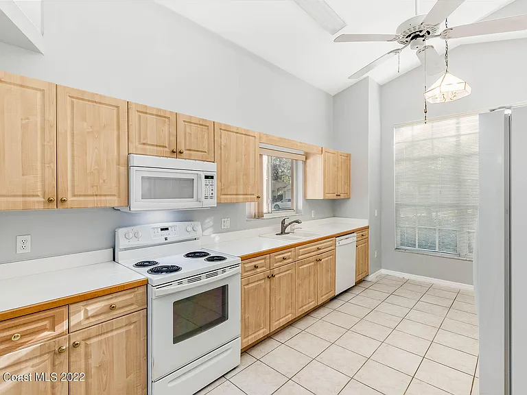 2187 Hedgerow Dr — Photo 4