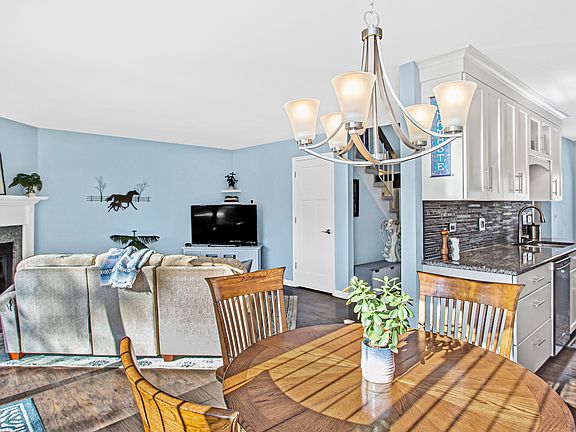 5th image of 267 E Forest Knoll Dr