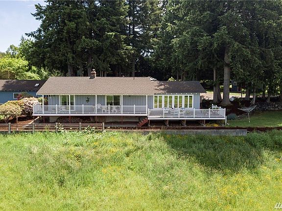 This gorgeous country home provides enjoyable views yet located close to shopping, restaurants, ferries and bridges.  