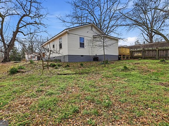 3rd image of 481 Collins Rd
