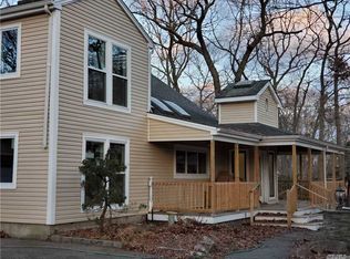 31 Chestnut St, Mount Sinai, NY 11766