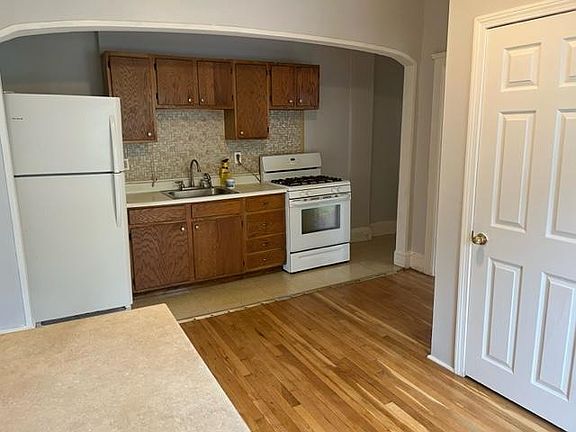 3rd image of 551 Essex St APT 4