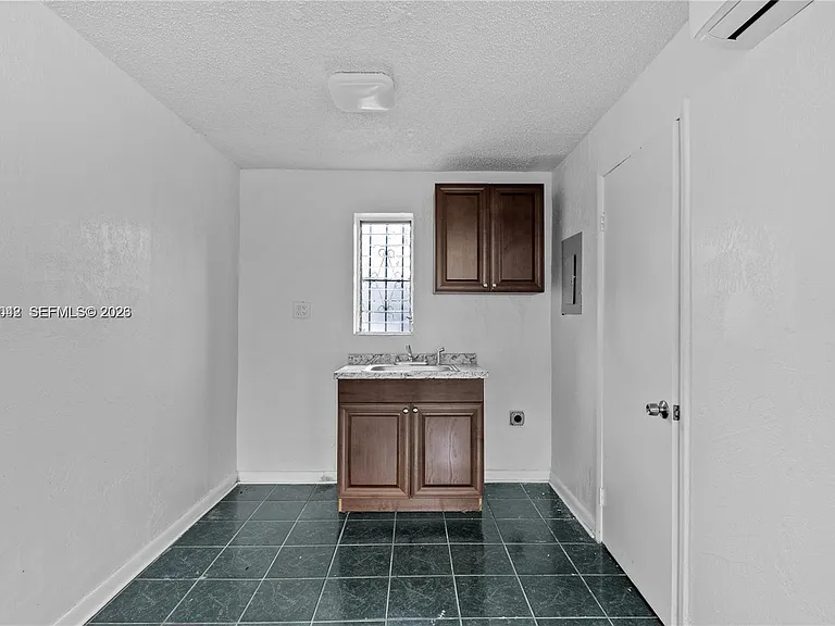 1445 NW 2nd Ave #3 — Photo 8