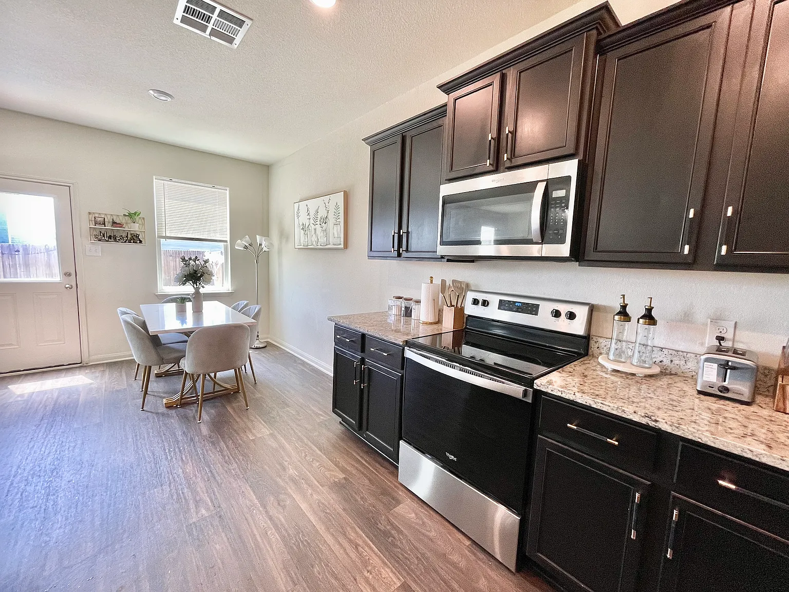 3 bed, 2.5 bath, 1844 sqft, $1,900 — Photo 4