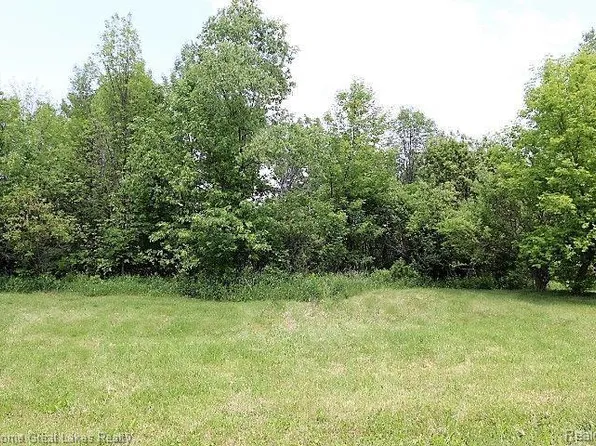 74 Westwood Dr, Grand Blanc, MI 48439