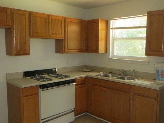 4th image of 713 Baker St