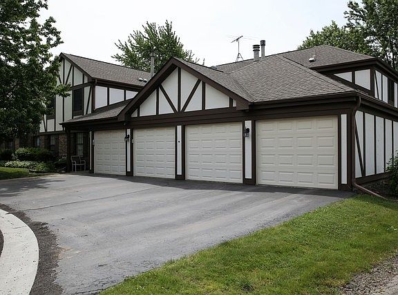 2nd image of 277 Wilmette Ct Unit D2
