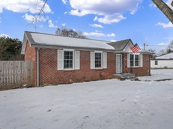 3rd image of 2421 Pendleton Dr