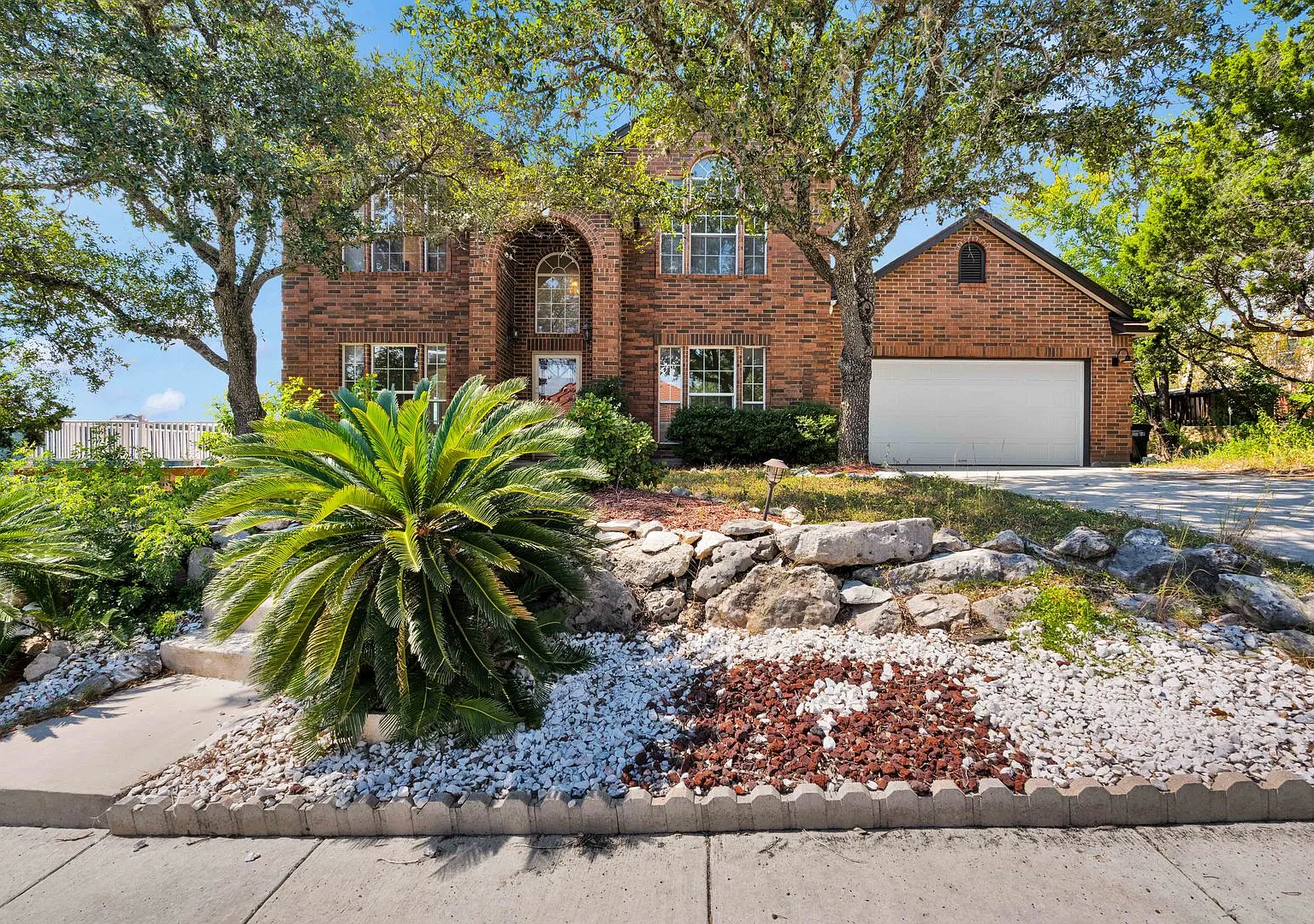 Charming 3 Bed 2.5 Bath Home in Helotes, TX with Community Amenities — Photo 1