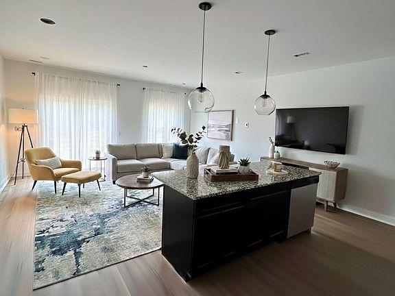 4th image of 266 Basswood Rd