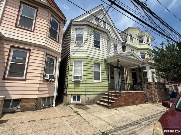 16 Ann St, Harrison, NJ 07029