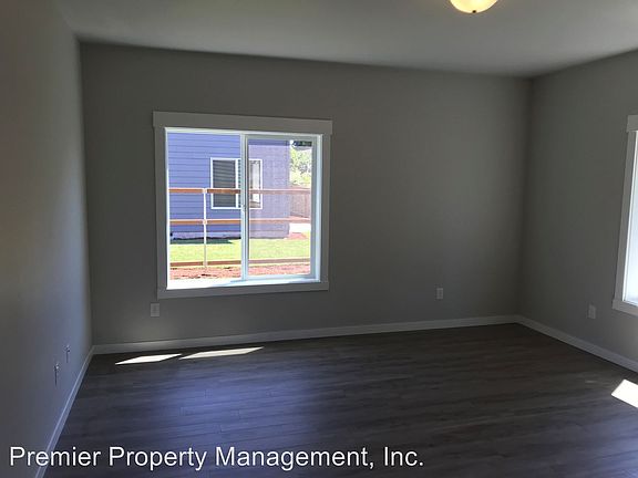 4th image of 4804 NE 124th Ct
