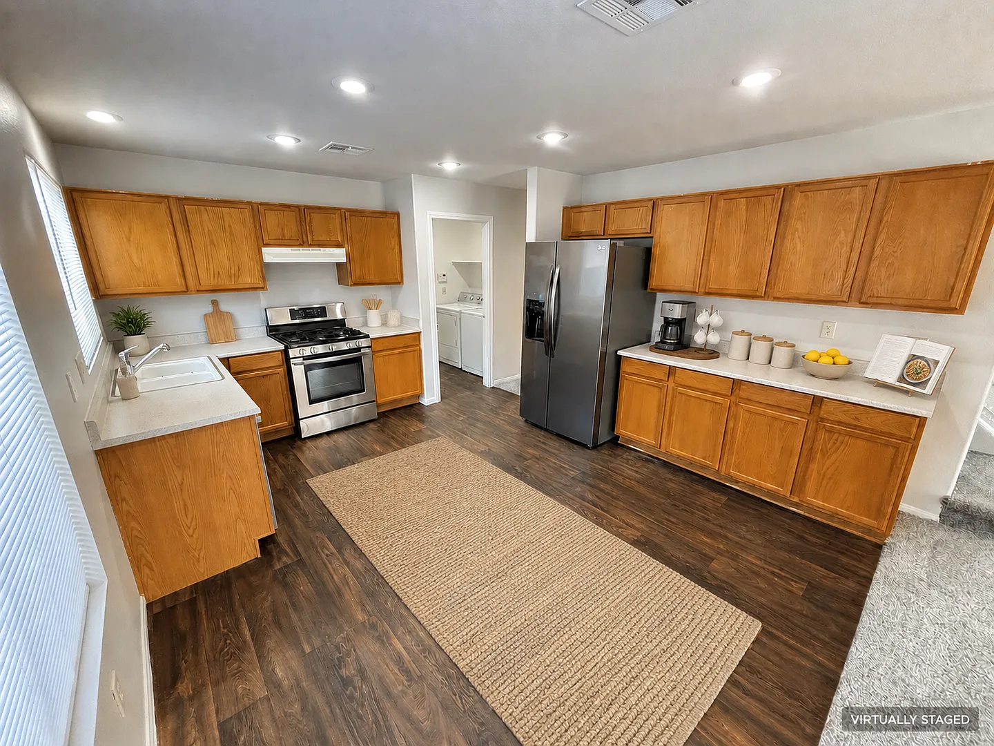 Beautiful 4Bed/3Bath/2Car residence located in Summerlin near Town Center Drive — Photo 4