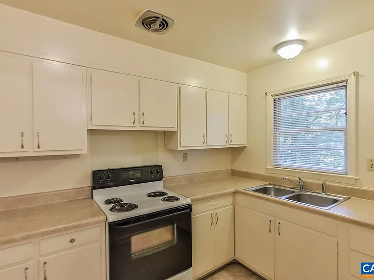 1227 Park St #5 — Photo 7