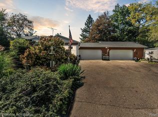 8135 Hickory Ridge Rd, Holly, MI 48442