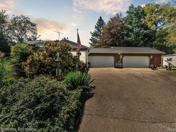 8135 Hickory Ridge Rd, Holly, MI 48442