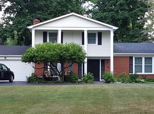 3 Carriage Ct, Pittsford, NY