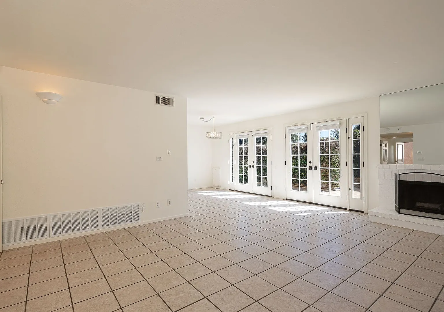 3 Bedroom + 2.5 Bathroom Townhome | County Square Villas | Ventura | Unfurnished — Photo 2