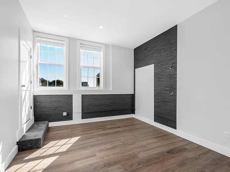 241 W 6th St #101 — Photo 13