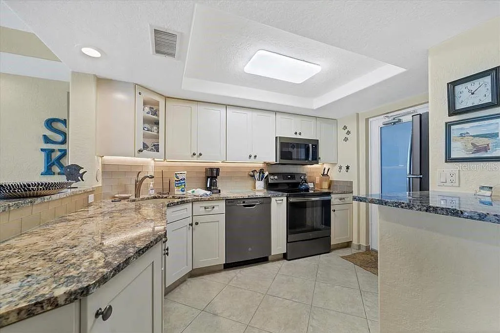 2 bed, 2.0 bath, 1043 sqft, $10,230 — Photo 4