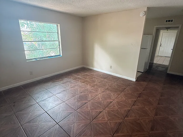 4565 Lexington Ave — Photo 13