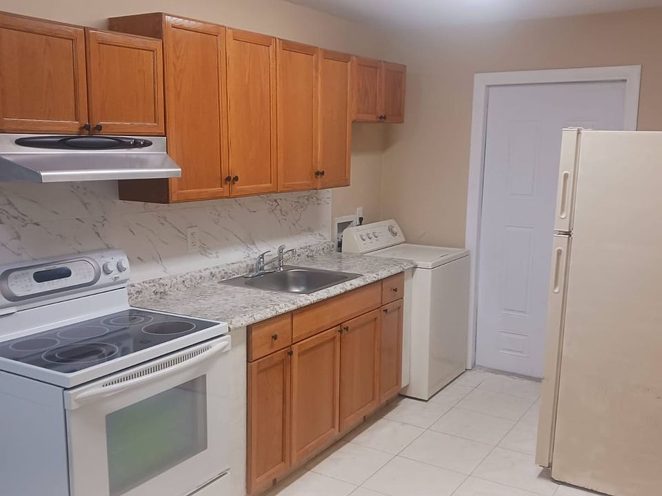 1st image of 1114 N 16th Ct #B