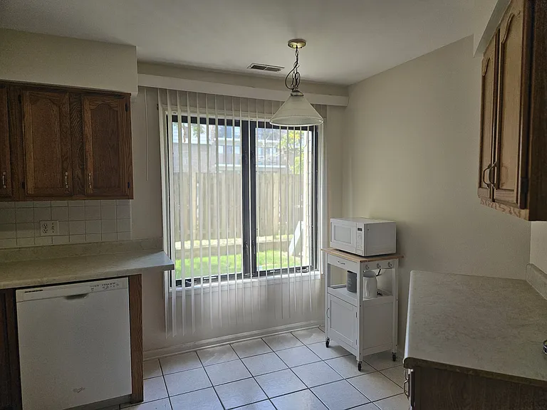 904 Carlisle Ave — Photo 5
