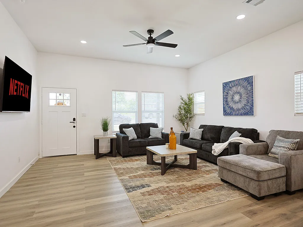 3 bed, 1368 sqft, $3,200 — Photo 2