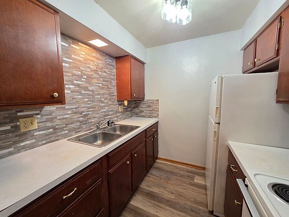 3rd image of 2221 Boles St #9