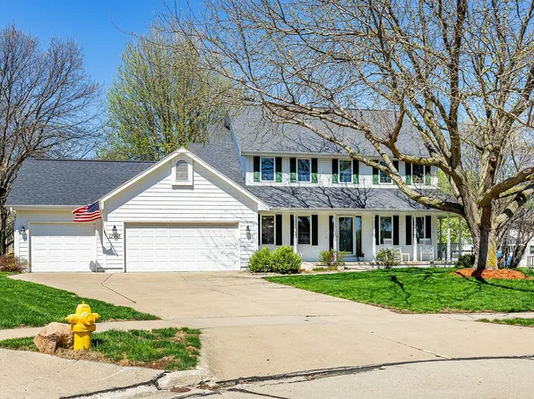 12995 Hickory Ct, Clive, IA 50325