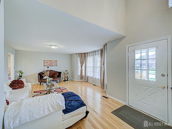 3rd image of 32 Silvers Ln