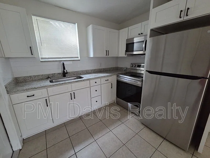 2 bed, 1.0 bath, $1,000 — Photo 2