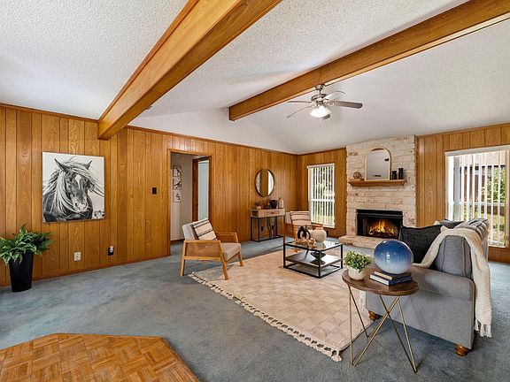 2nd image of 300 Pecan Ln