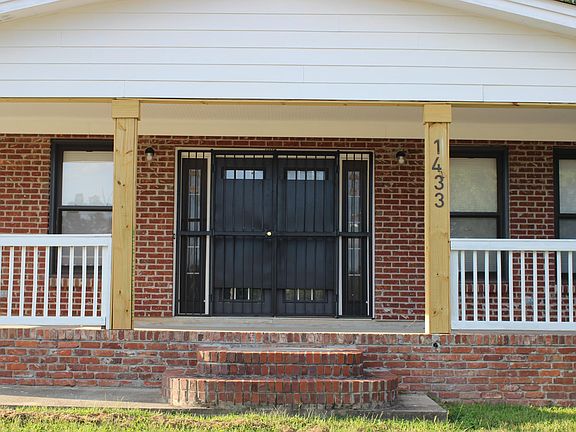 Welcome Home to 1433 Holcomb Avenue!