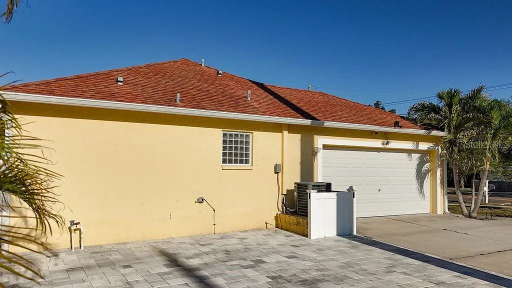 Building Photo - 2402 Dryer Ave