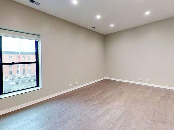 3rd image of 670 N Clark St #3S
