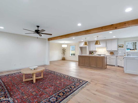 4th image of 301 Live Oak Dr