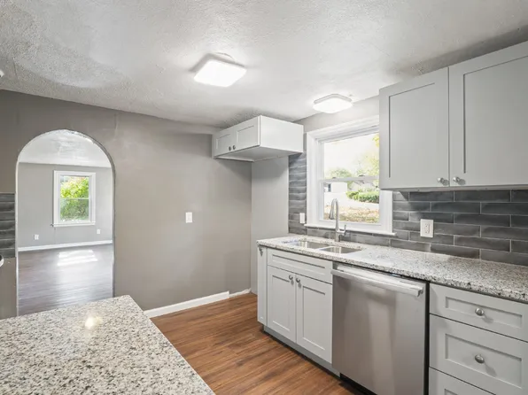 2807 N 52nd St, Kansas City, KS 66104