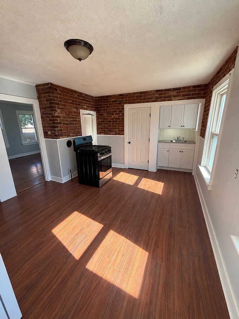 1 Bed/ 1 Bath Apartment in Downtown Warren — Photo 2