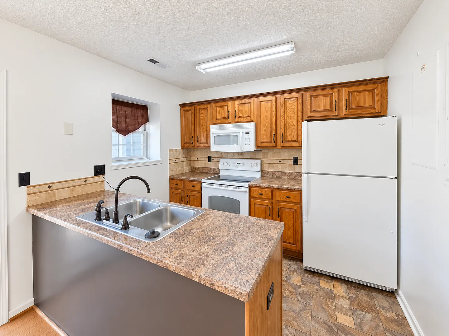 Townhouse for rent in Liberty Square — Photo 4