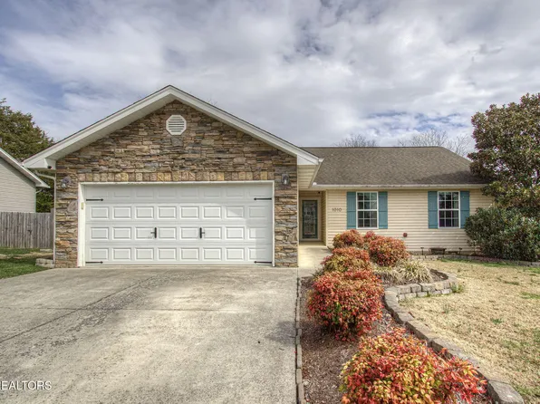 1010 Stones Throw Ln, Sevierville, TN 37876