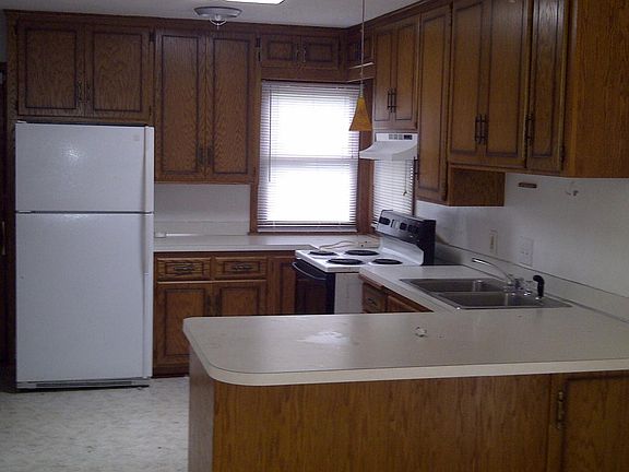 Spacious kitchen with plenty of storage. Stainless steel app