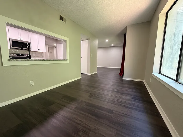225 Seasons Pkwy — Photo 3