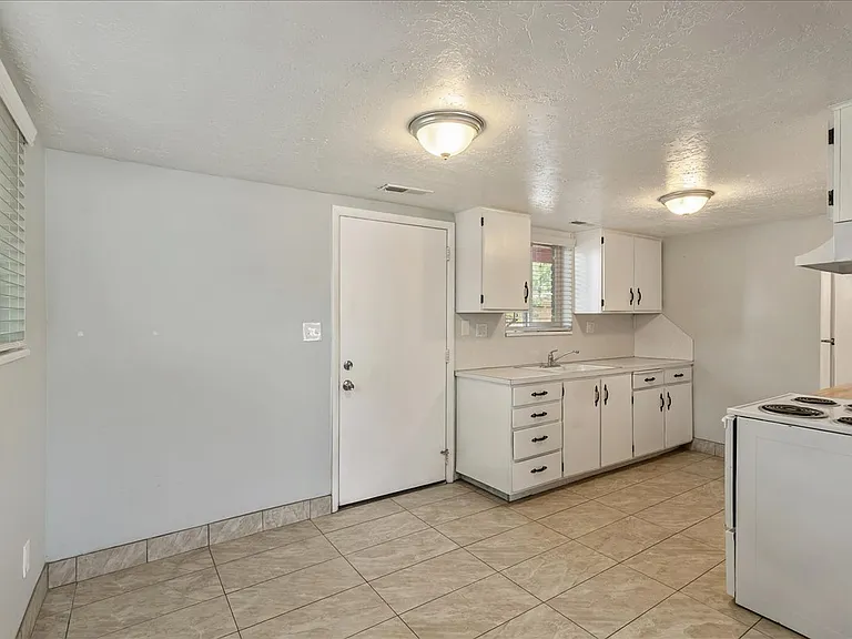 37 W 600 North St — Photo 3