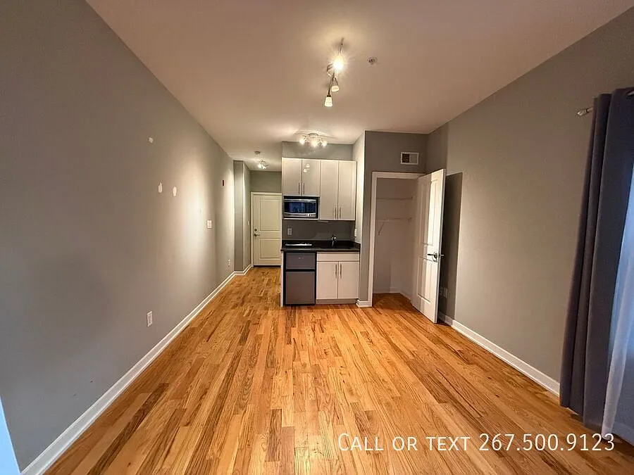Cozy studio close to school. Private back Patio! January, 2027 FREE! — Photo 4