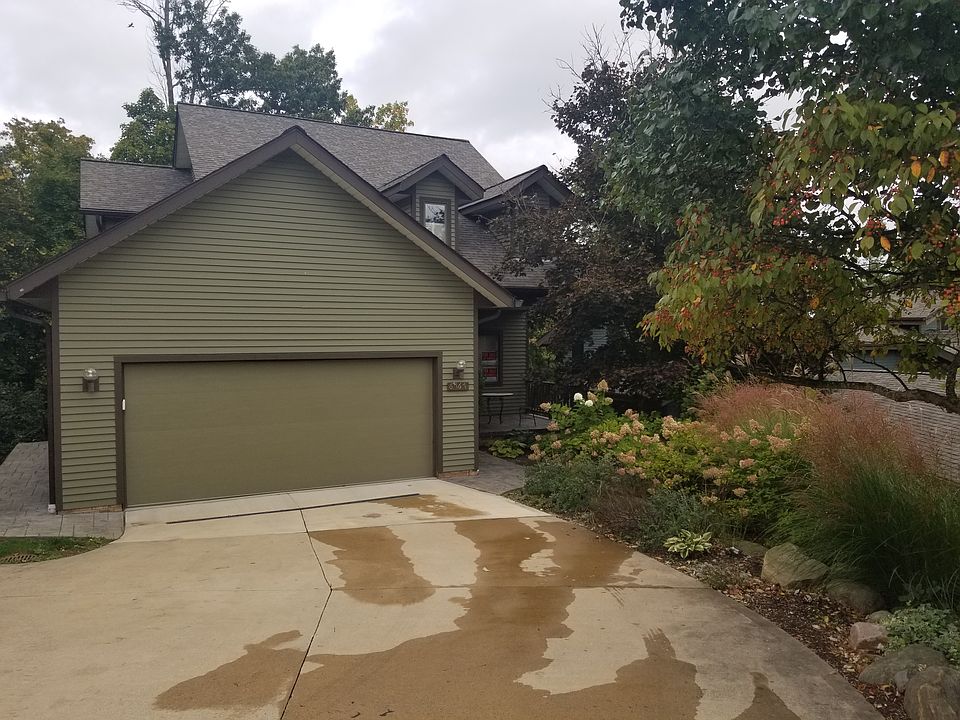 Private drive w/2 car garage