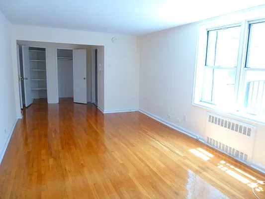 Rented by Siderow Residential Group | media 7