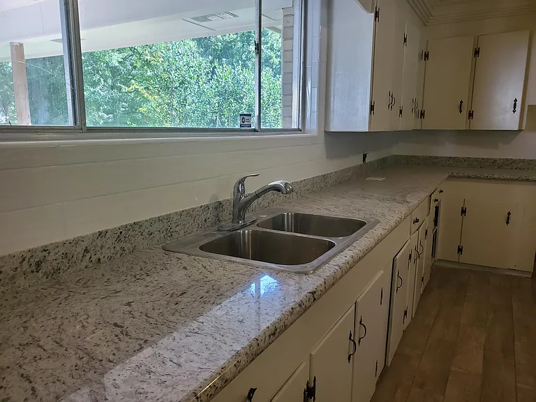 2409 N Day Dr — Photo 4