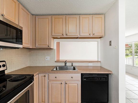 4th image of 29 Pine Arbor Lane #202